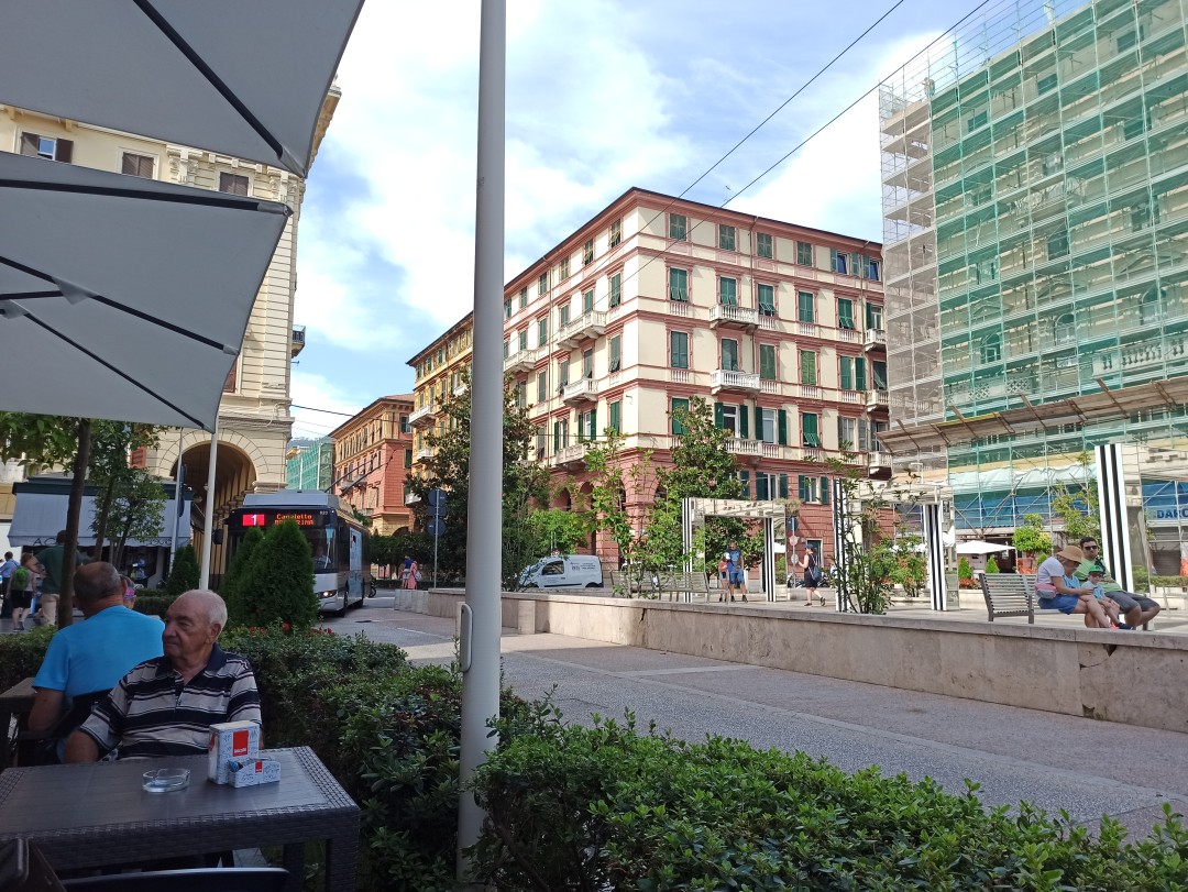 Obus Nr. 820 vom polnischen Typ Solaris Trollino 12 auf der Piazza Guiseppe Verdi